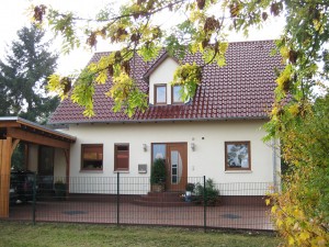 Modernes Einfamilienhaus mit Satteldach und überdachtem Carport